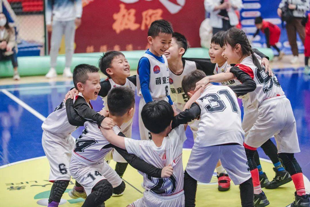田径锦标赛焦点战：东城雄狮队鏖战蓬莱雷豹队，新星闪耀。赛场纪律更严谨
