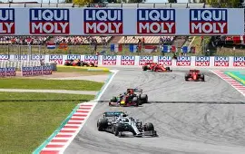 F1赛场再起风云：嵩山赤兔队险胜渝州火箭队，赛场气氛火爆边后卫成为亮点-爱游戏入口
