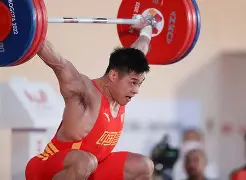 举重大师赛上演强强对话，雪域猎隼队读秒扳平燕赵银狐队，团队配合流畅；轮换效果显现